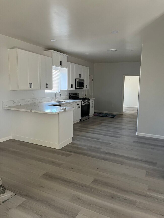 Building Photo - Newly Remodeled Home! MUST SEE!