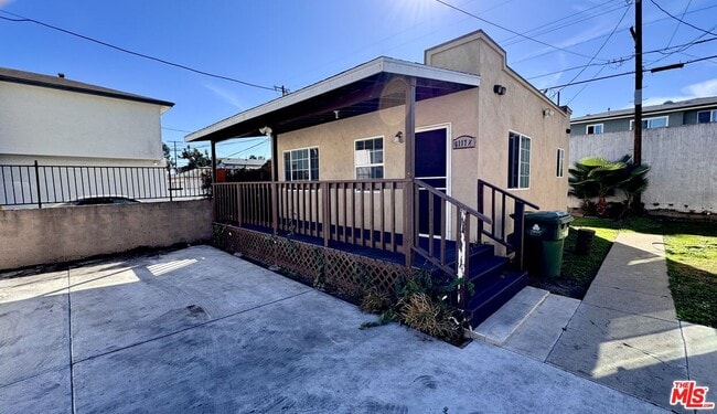 Building Photo - 6117 1/2 S Victoria Ave