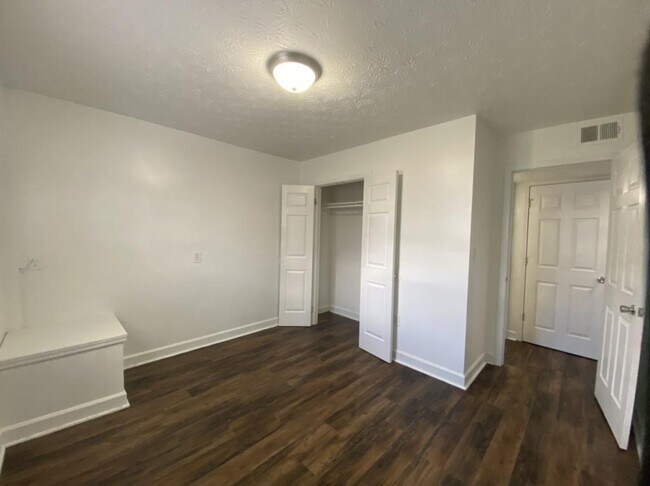 Building Photo - 2001 Rockford Ln