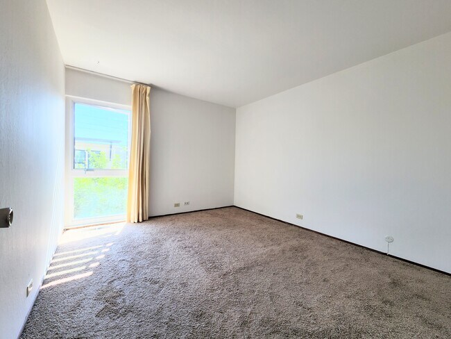 Bedroom window - 4216 Admiralty Ln