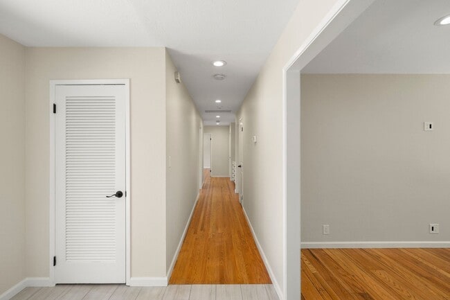Building Photo - Spacious Menlo Park Retreat with 6 Bedroom...
