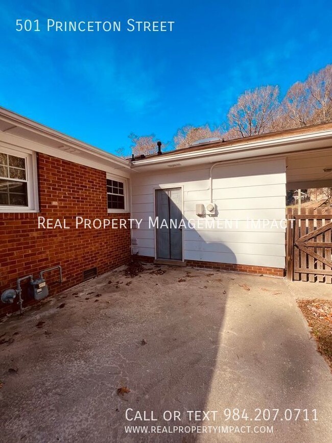 Building Photo - Vintage 3 Bedroom 2 Bath Brick Ranch on co...