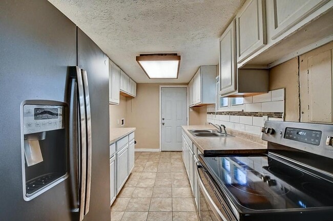 Building Photo - 2999 Clover Dr