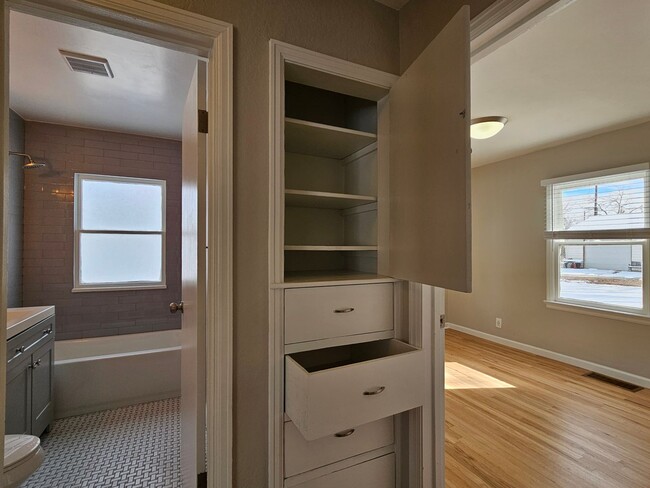 Building Photo - Adorable Light and Bright Refinished 2 Bed...