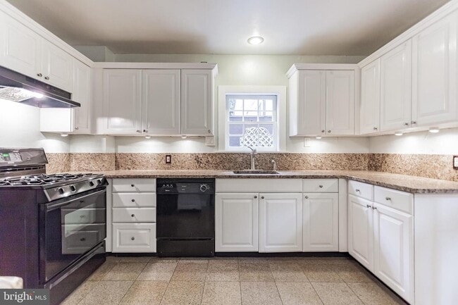 Building Photo - 323 Cypress St