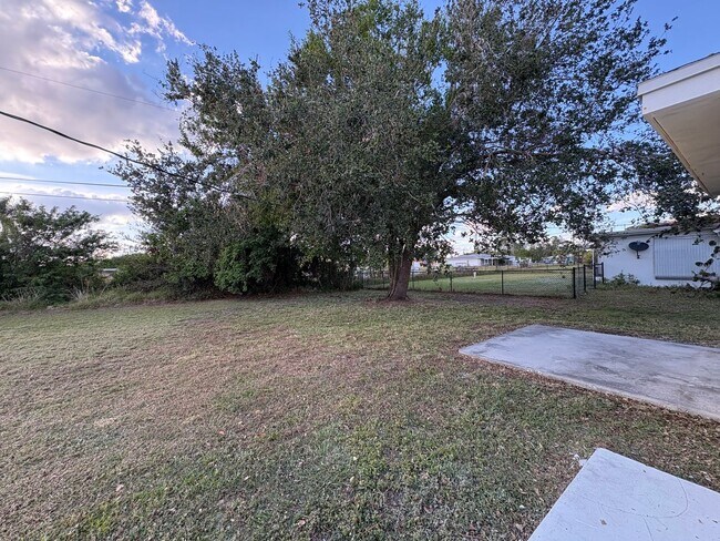 Building Photo - Spacious 2/2 with a garage available until AUGUST