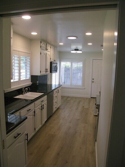 Building Photo - 5137 E Vista Hermosa St