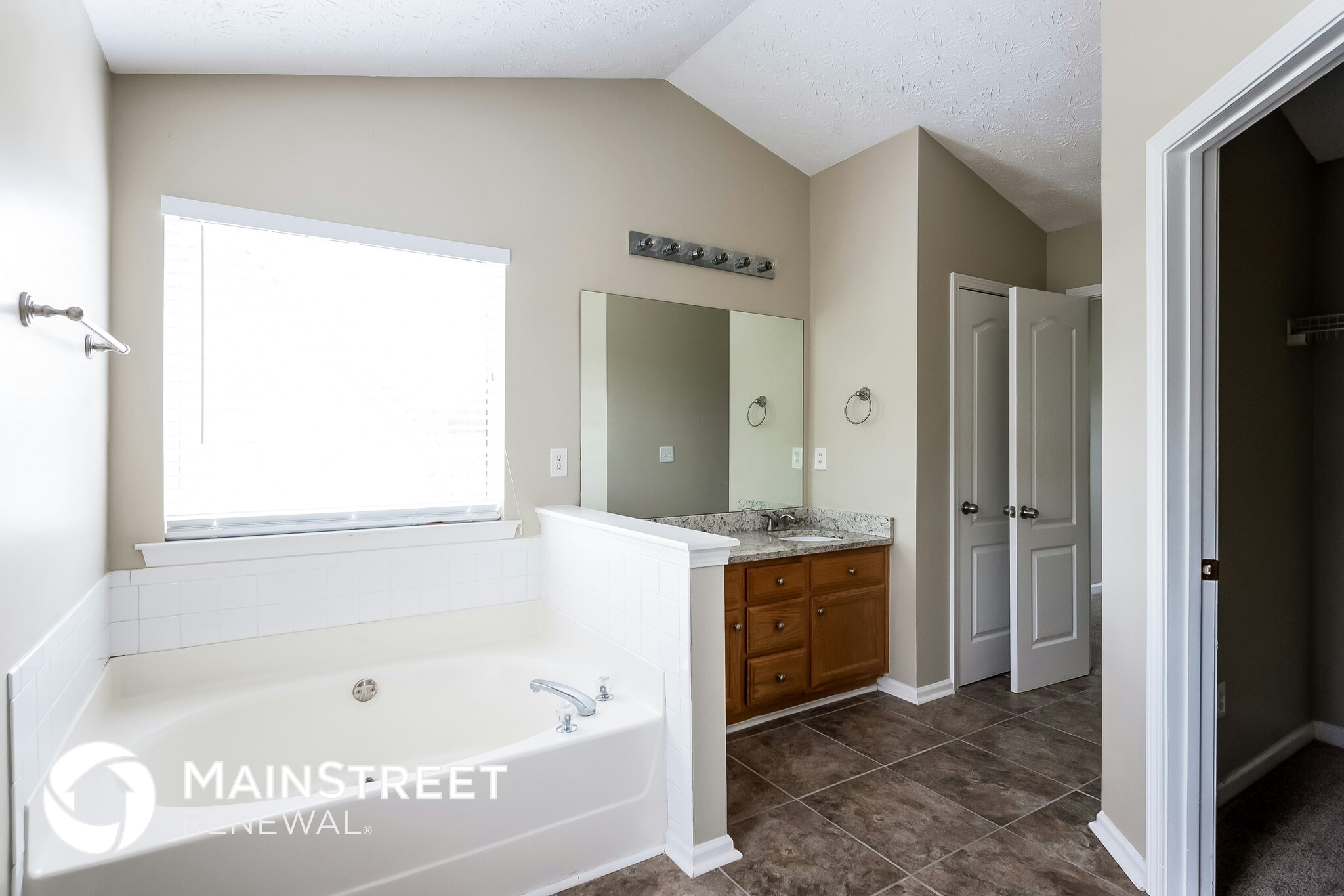 Building Photo - 10576 Day Lily Dr