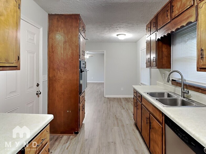 Building Photo - 2286 Briarwood Cir SW