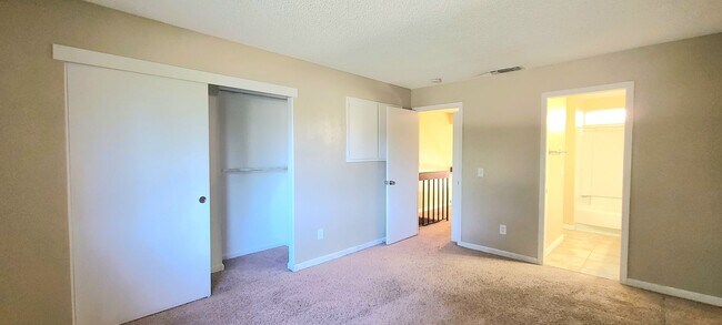 Building Photo - Very Nice 1bd/1bth Condo in gated complex w/ swimming pool!
