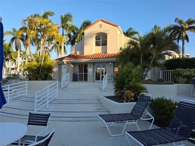 Building Photo - 6100 Bahia Del Mar Cir N
