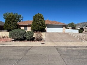 Building Photo - 3 Bedroom, 2 bath on Corner Lot near Golf Course