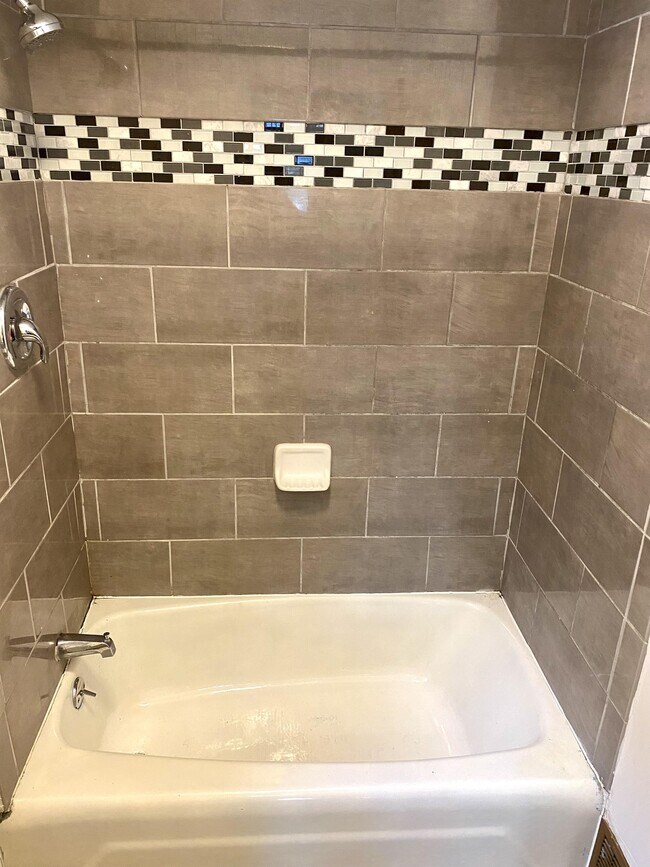 Building Photo - 611 Crown Ave