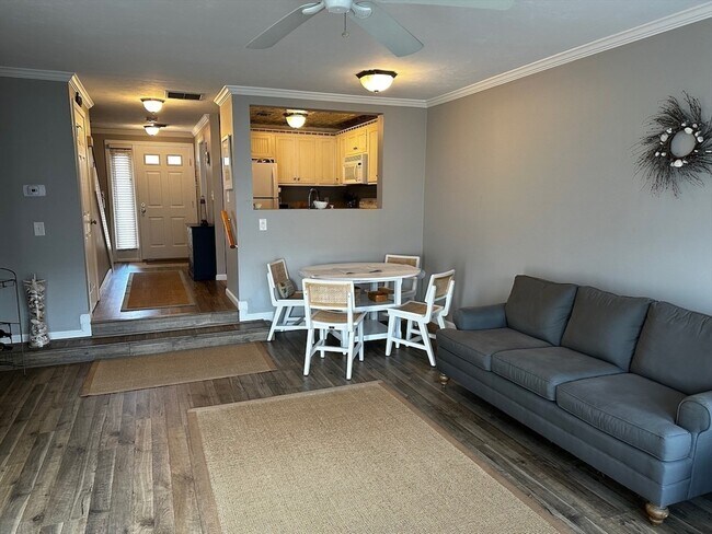 Building Photo - 561 White Cliffs Dr