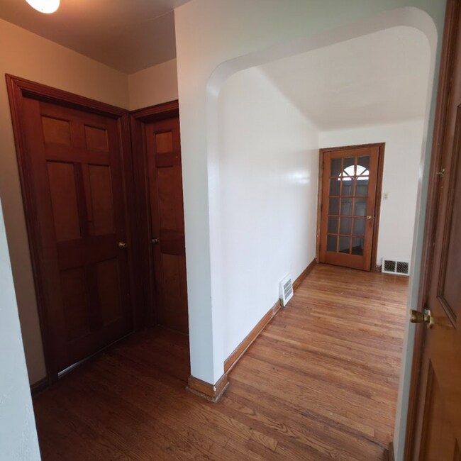 Building Photo - Multi Family Home 3 Bedroom and 1 Bath For Rent