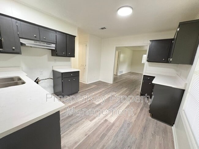 Building Photo - 2127 Wellborn Dr