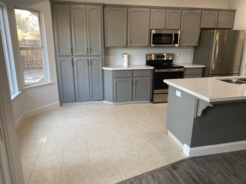 Kitchen space - 1134 Pine Ct