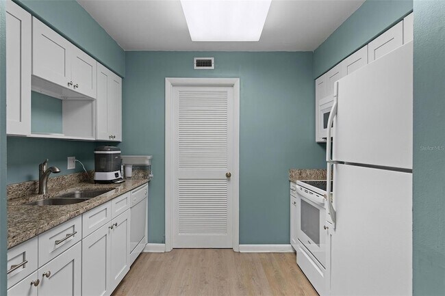 Building Photo - 260 Crown Oaks Way