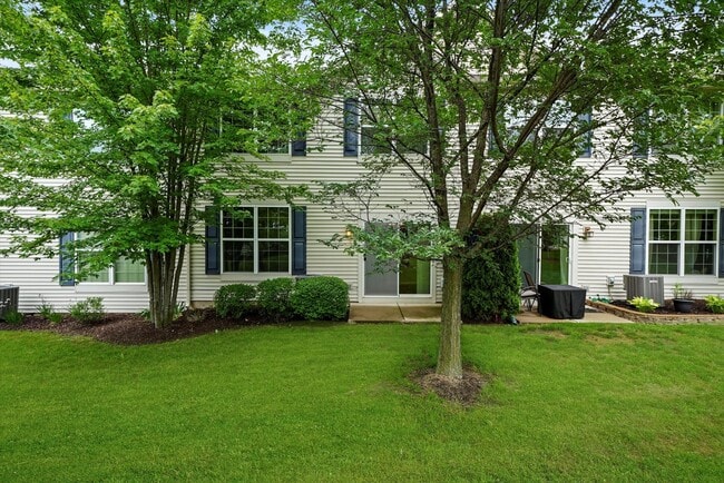 Building Photo - 2-bed/2.5-bath Townhouse in Round Lake