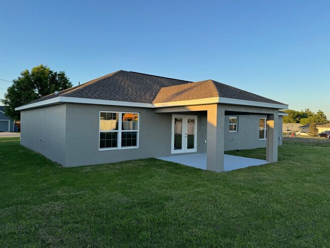 Building Photo - Desirable Silver Springs Shores - 3/2/2 **Won't Last**
