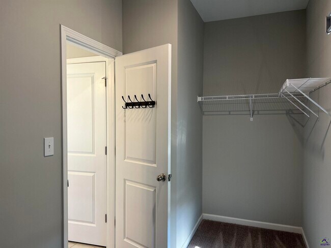 Building Photo - 401 Tivoli Wy
