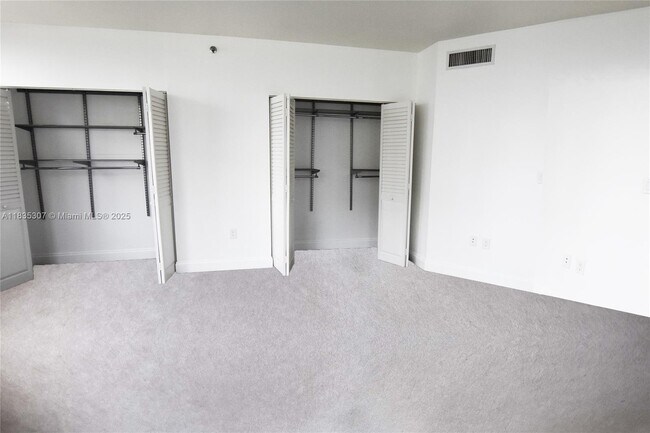 Building Photo - 540 Brickell Key Dr