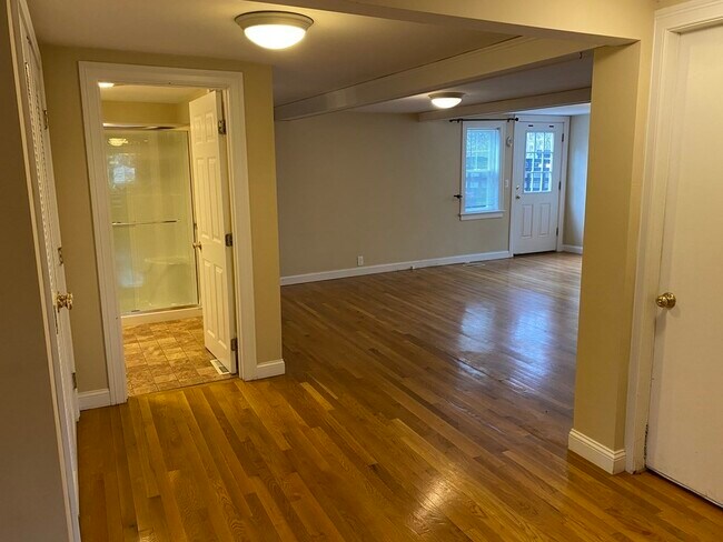 Building Photo - 84 Lake Rd