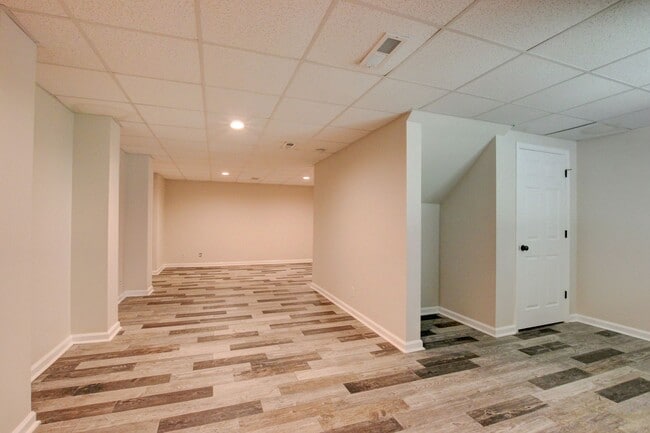 Building Photo - 3 bed 2 bath w sweet basement.  Go