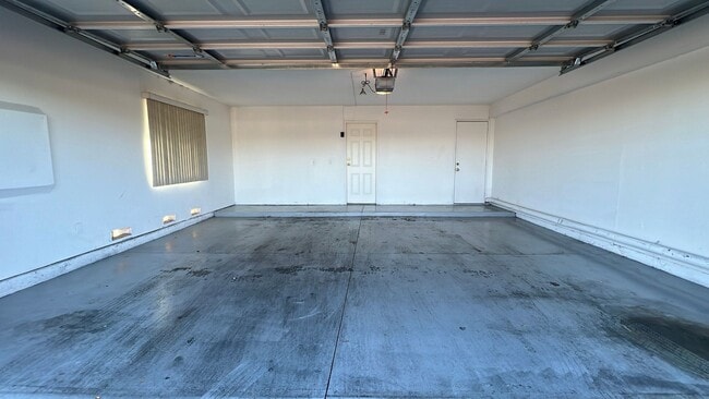Building Photo - Townhouse in gated community near A.V. Col...