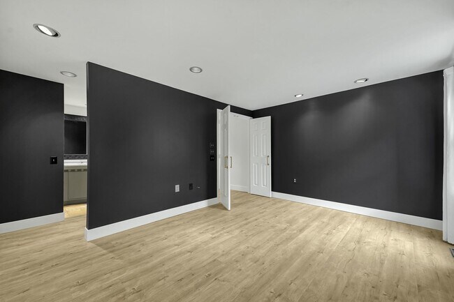 Building Photo - 3 Bedroom Luxury Condo