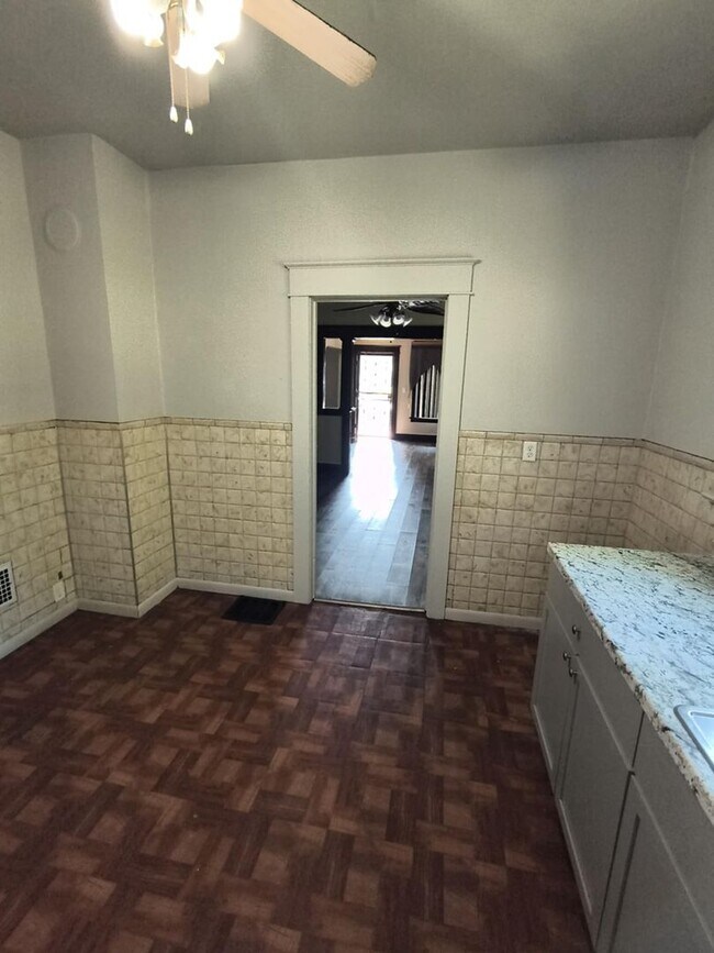 Building Photo - Spacious 3 Bedroom Located Near University...