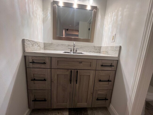 Building Photo - Bright and Spacious 3-Bedroom Home in the Heart of South Davis