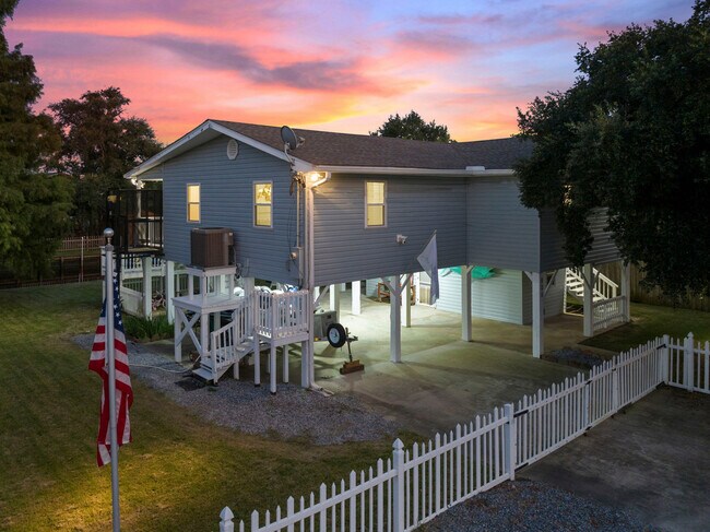 Building Photo - 806 Deer Dr
