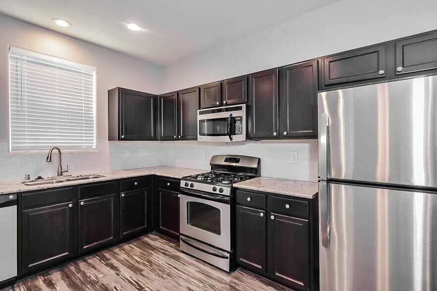 Building Photo - 10541 W Gilmore Ave