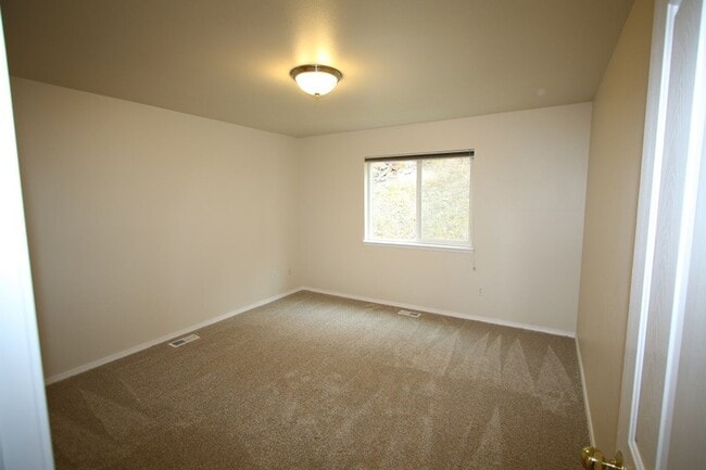 Building Photo - 4 Bedroom Eagle River Home!