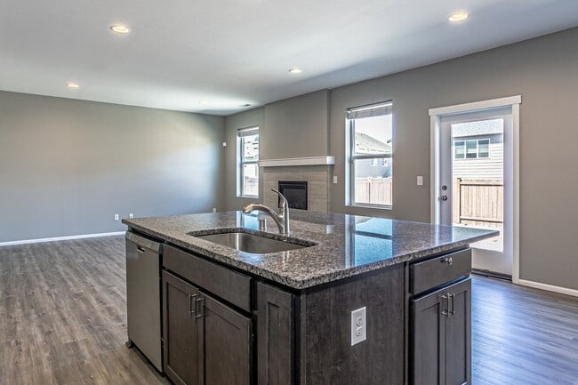 Building Photo - Beautiful 4 bedroom, 2.5 bath home in Rain...