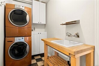 Building Photo - 411 N Vega St