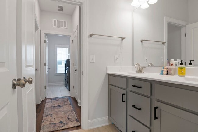 Building Photo - Stunning 5 Bedroom Home in Desirable Channing Woods