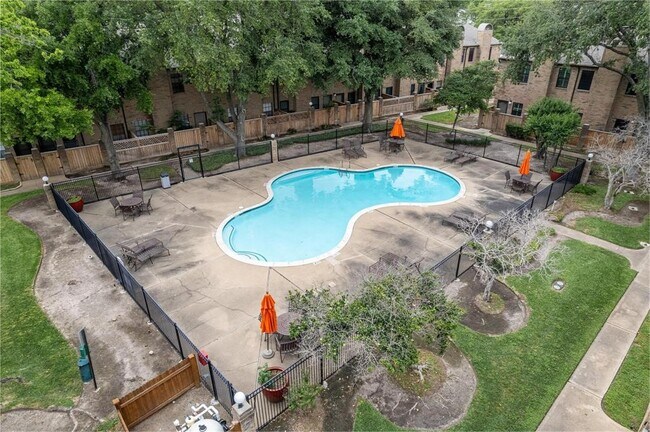 Building Photo - 9850 Pagewood Ln