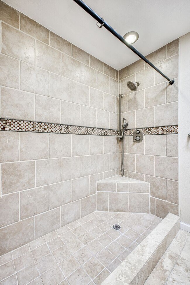 Building Photo - Beautiful House with 4 bed - 2 baths - office & covered big Jacuzzi