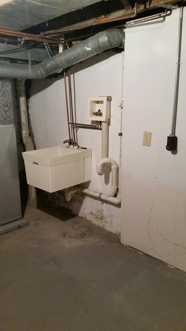 Building Photo - 112 E 5th St