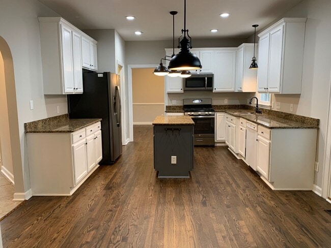 Building Photo - 5 Bed | 3.5 Bath House with Finished Basem...