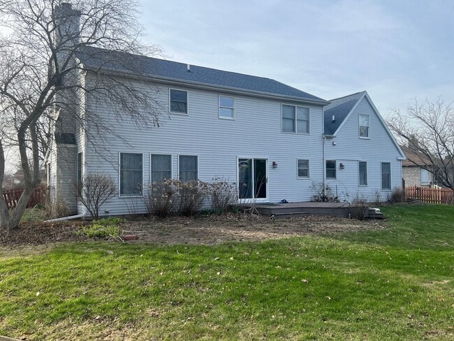 Building Photo - 6 Bedroom home with Fenced Yard - Available 07/01/2026