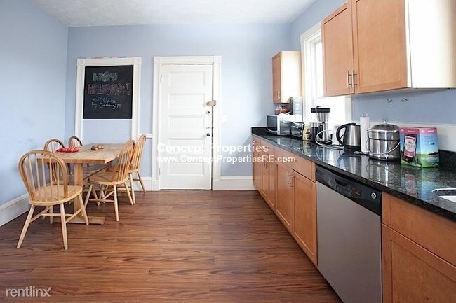 Building Photo - 4 br, 1 bath  - 3 Kinnaird St # 3A