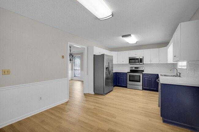 Building Photo - Stunning 4-bed Home in Hinesville With Two...