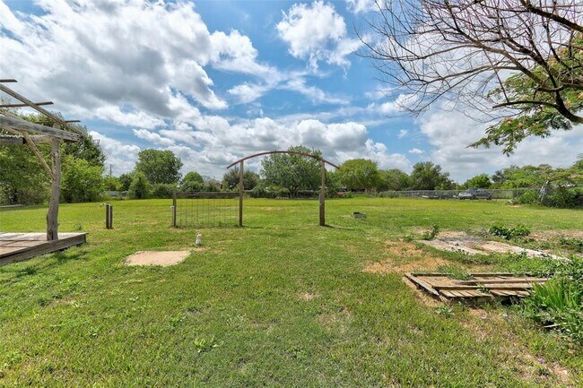 Building Photo - 820 Stadium Dr