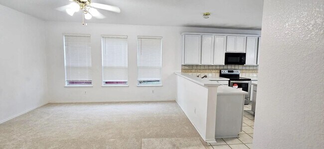 Building Photo - Amazing 4 b+2.5b Single family