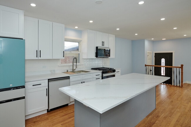 Building Photo - 8544 W Roseview Dr