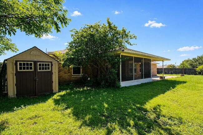 Building Photo - SW Pensacola Creek-Front Home with Screened Porch!