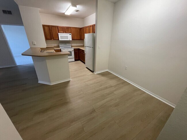 Building Photo - 2 Bedroom/2 Bathroom Condo at Villa Valencia AVAILABLE AUGUST 17th!